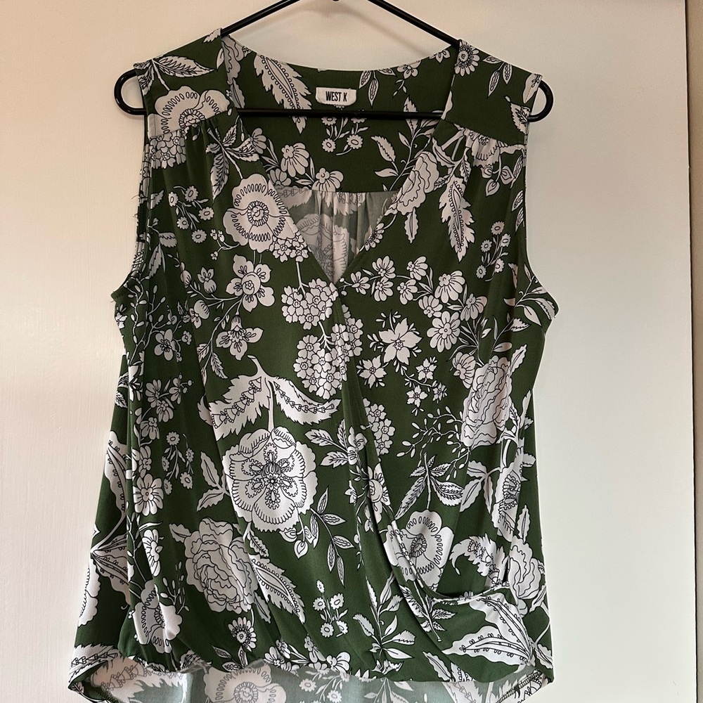 Floral Sleeveless Blouse in Green by